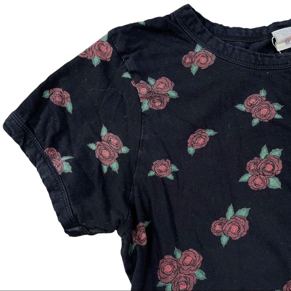 Darling Blue size medium cropped short sleeve black shirt with red & green roses - Picture 2 of 8